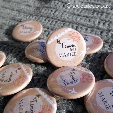 2014-01-Badges-Mariage-Personnalise_s-A_F-Annonce-Proches-Dentelle-Craft-Tampon-Postal-Air-Mail-32mm.jpg